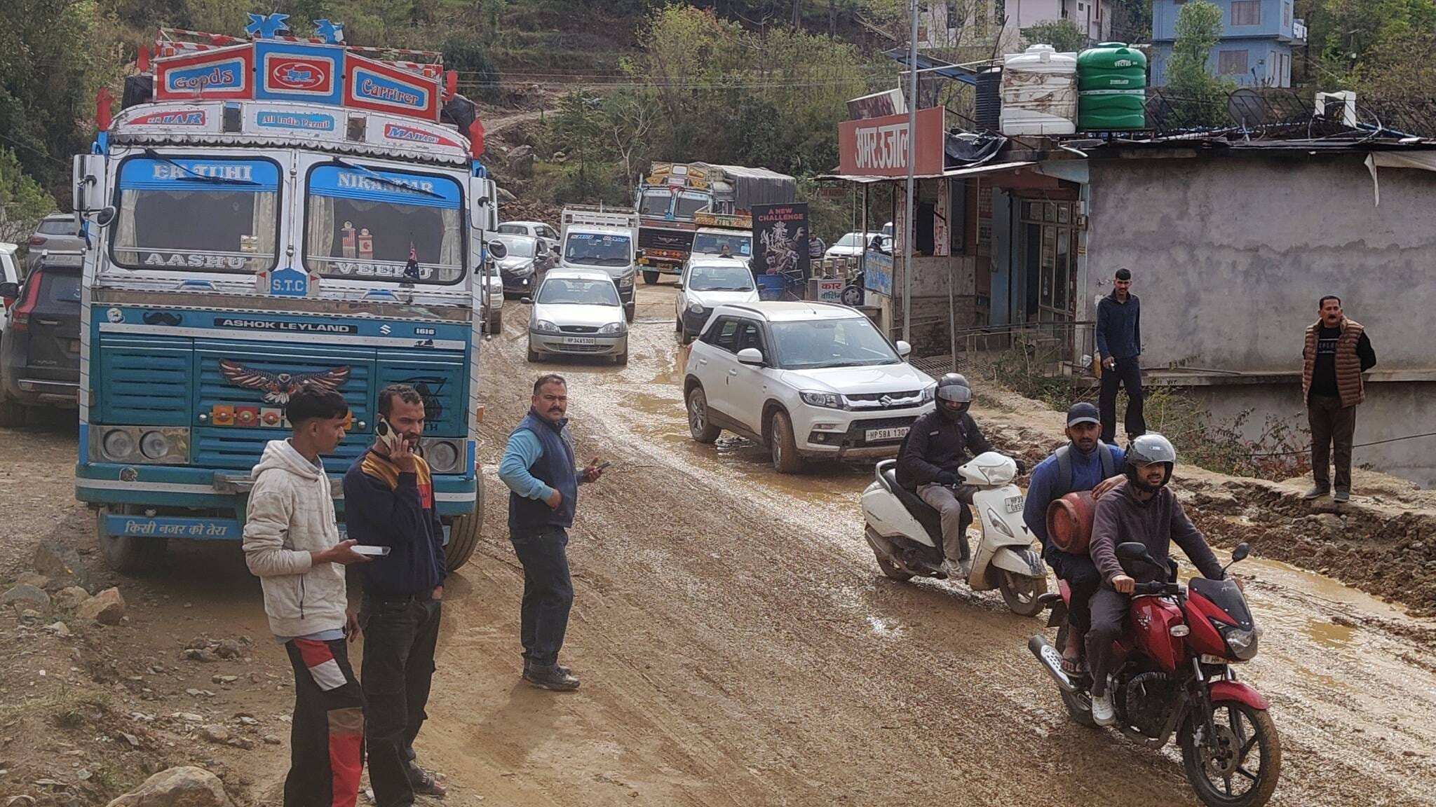 कुन्नू डायवर्सन प्वाइंट पर बनाए रैंप में कंपनी की मशीन वाहनों को धक्का लगाकर रैप से बाहर निकालत