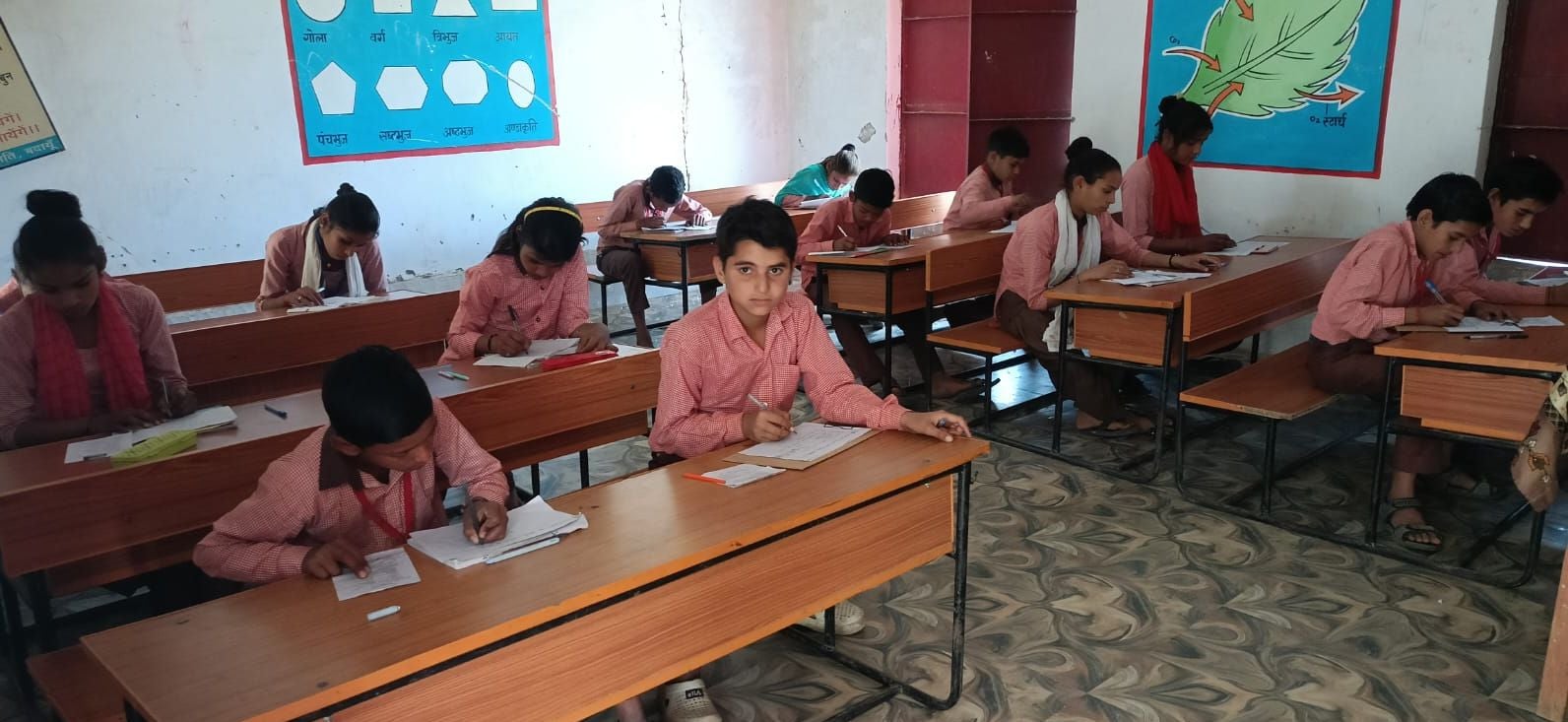 कंपोजिट विद्यालय आमगांव में परीक्षा देते छात्र। संवाद कंपोजिट विद्यालय आमगांव में परीक्षा देते छात्र। संवाद