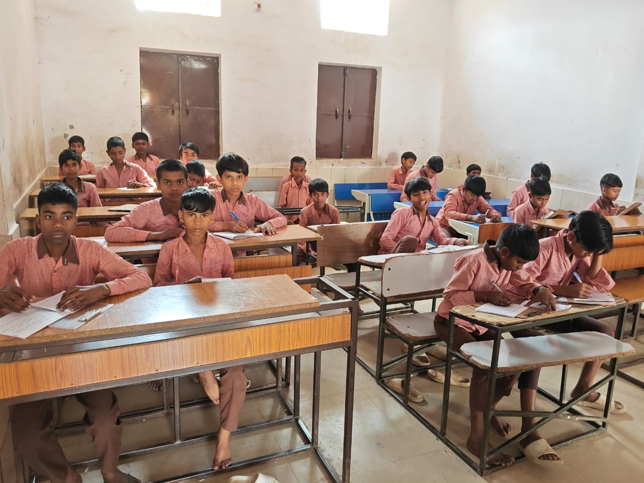 कंपोजिट विद्यालय गगनई बाबू में परीक्षा देते विद्यार्थी। संवाद