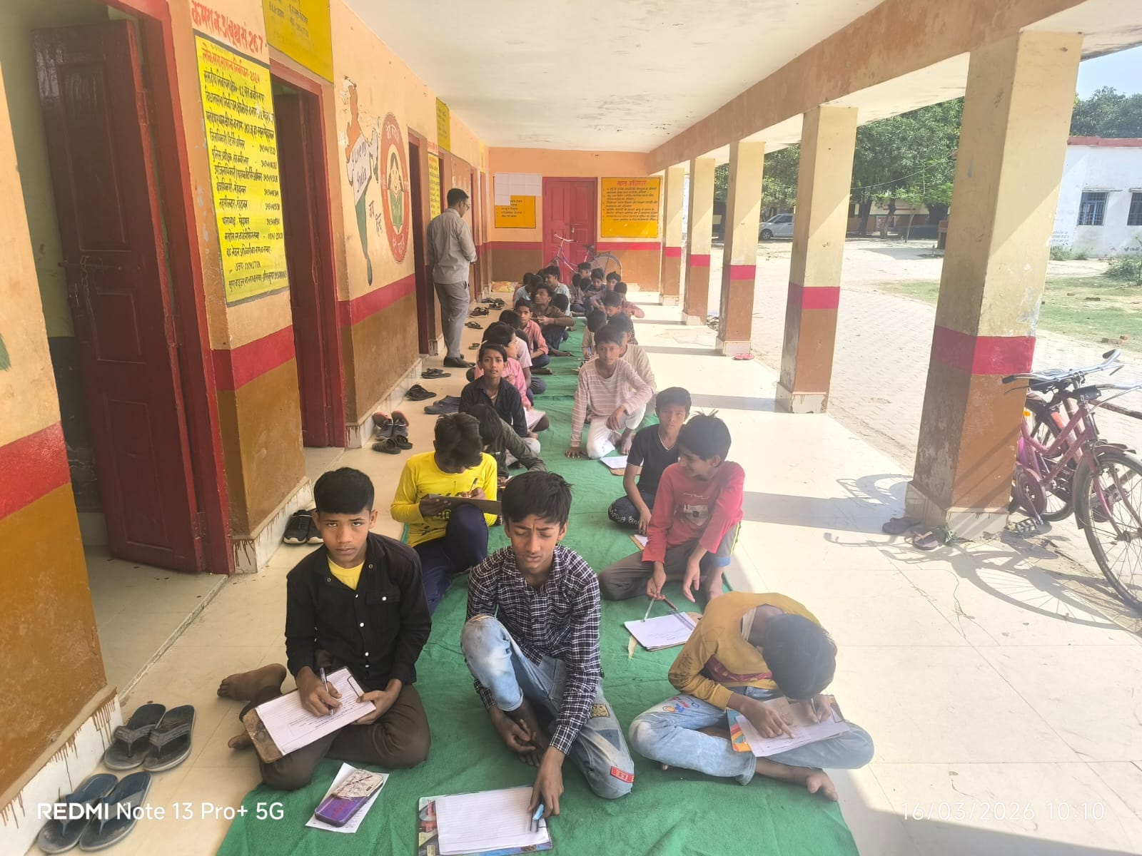 कंपोजिट विद्यालय गगनई बाबू में परीक्षा देते विद्यार्थी। संवाद