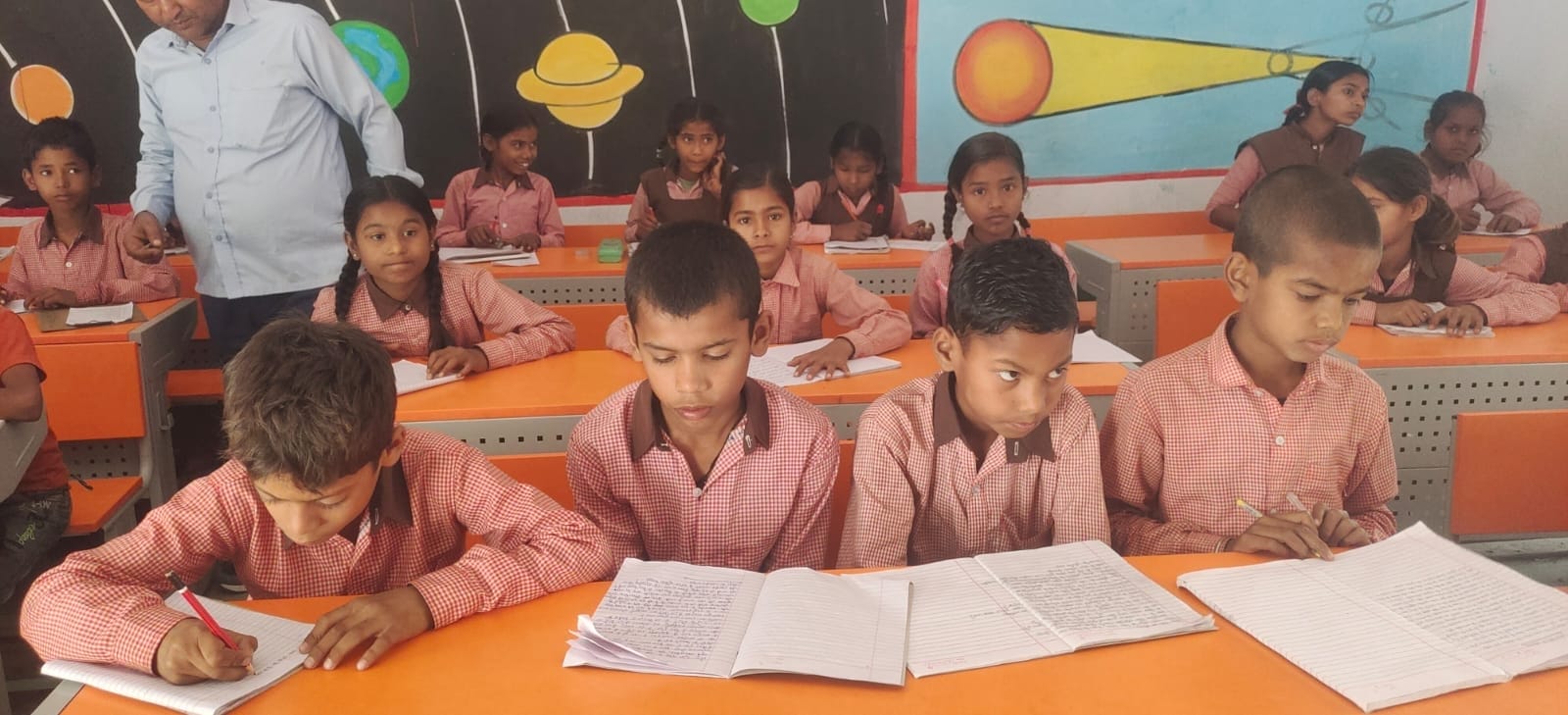 कंपोजिट विद्यालय माधवगंज व परसपुर के रमईपुर स्थित प्राथमिक विद्यालय पूरे तालुकदार सिंह में परीक