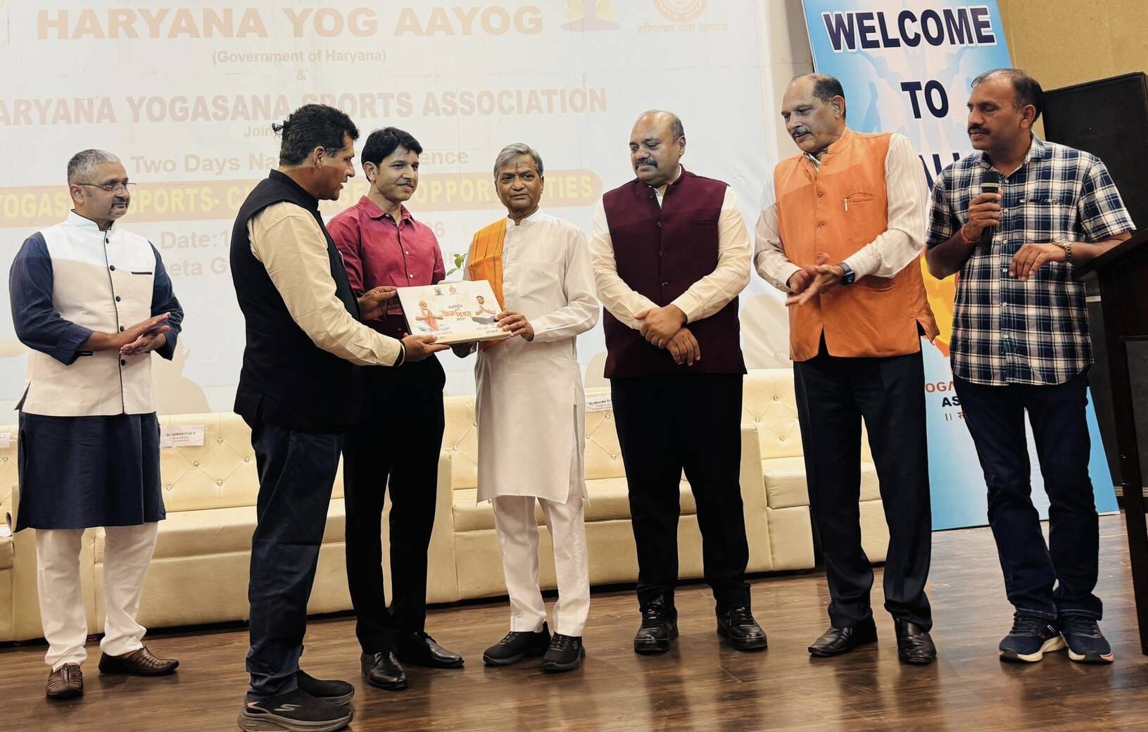 कुरुक्षेत्र। सम्मेलन में मुख्यमंत्री कार्यालय प्रभारी कैलाश सैनी को सम्मानित करते आयोजक। विज्ञ