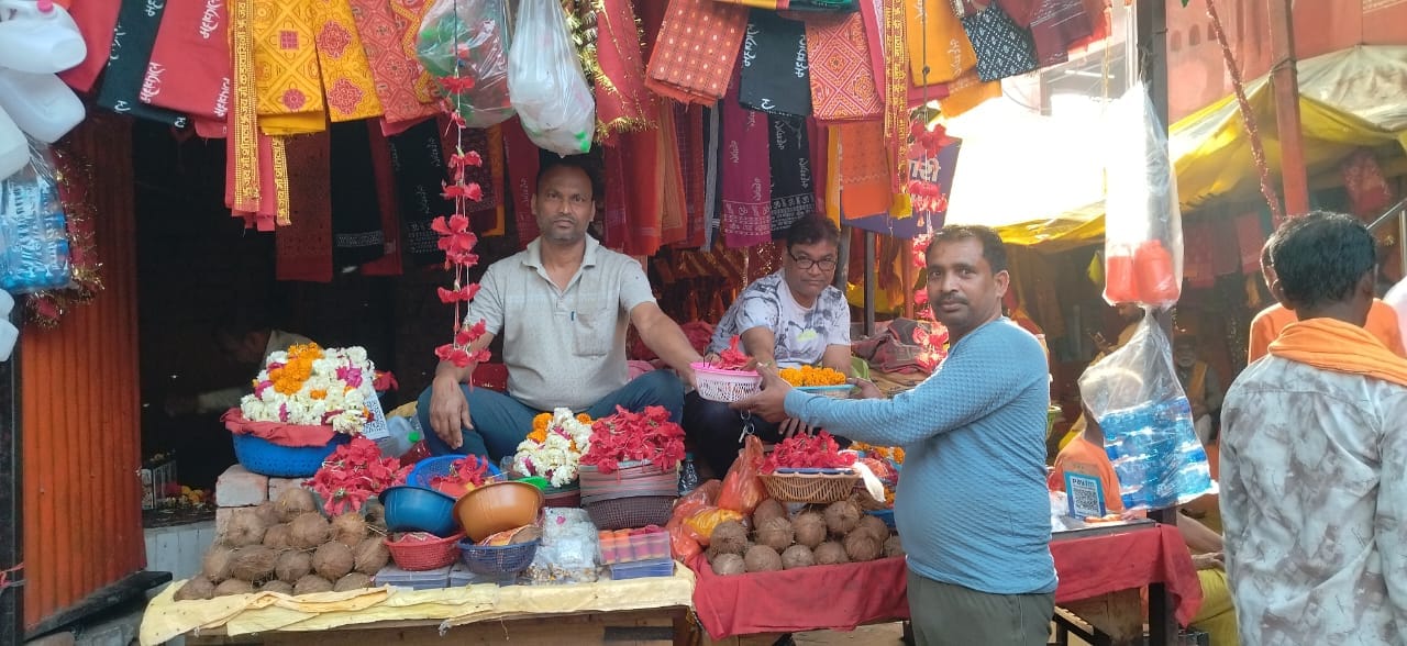 कड़ाधाम में चुनरी नारियल से सजी दुकान- संवाद