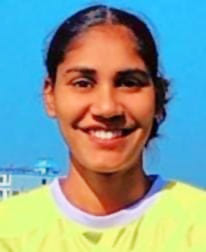 खेल मैदान में बना मैनहोल का टूटा स्लैब।  संवाद