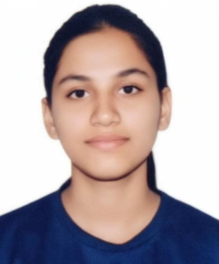 खेल मैदान में बना मैनहोल का टूटा स्लैब।  संवाद