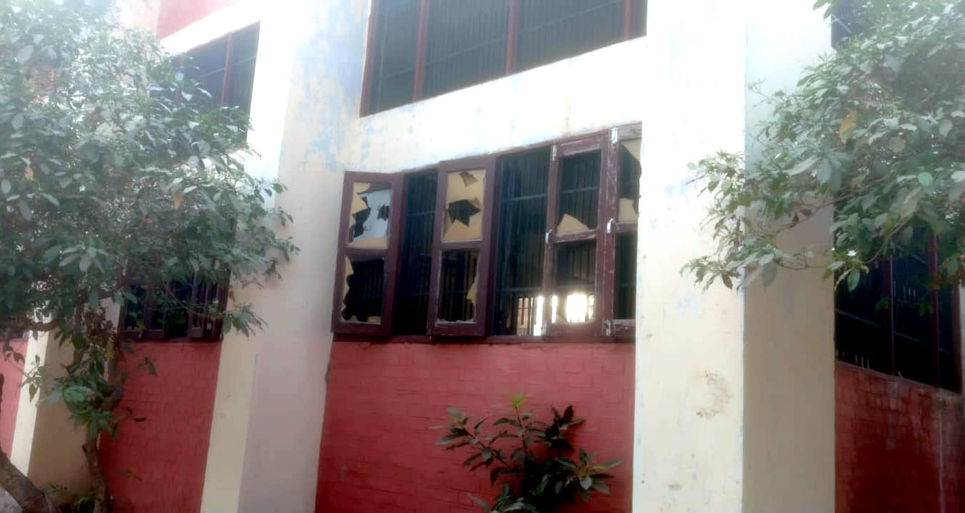 खेल मैदान में बना मैनहोल का टूटा स्लैब।  संवाद