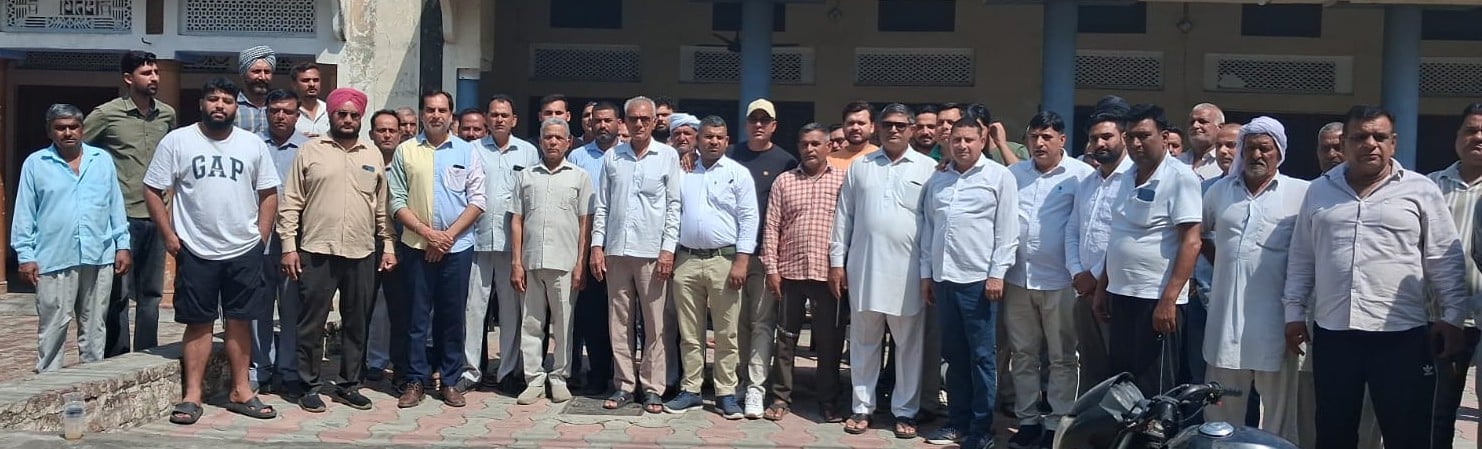लाडवा। गांव बन में शहरी विकास प्राधिकरण को लिखित मना करने के बाद एकत्रित ग्रामीण। संवाद लाडवा। गांव बन में शहरी विकास प्राधिकरण को लिखित मना करने के बाद एकत्रित ग्रामीण। संवाद