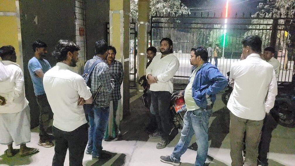 लाश को पोस्टमार्टम कराने पहुंचे परिजन