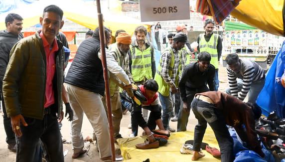 मंडी  के पड्डल मैदान में दुकानों को बलपुर्वक खाली करवाते नगर निगम के कर्मचारी। संवाद