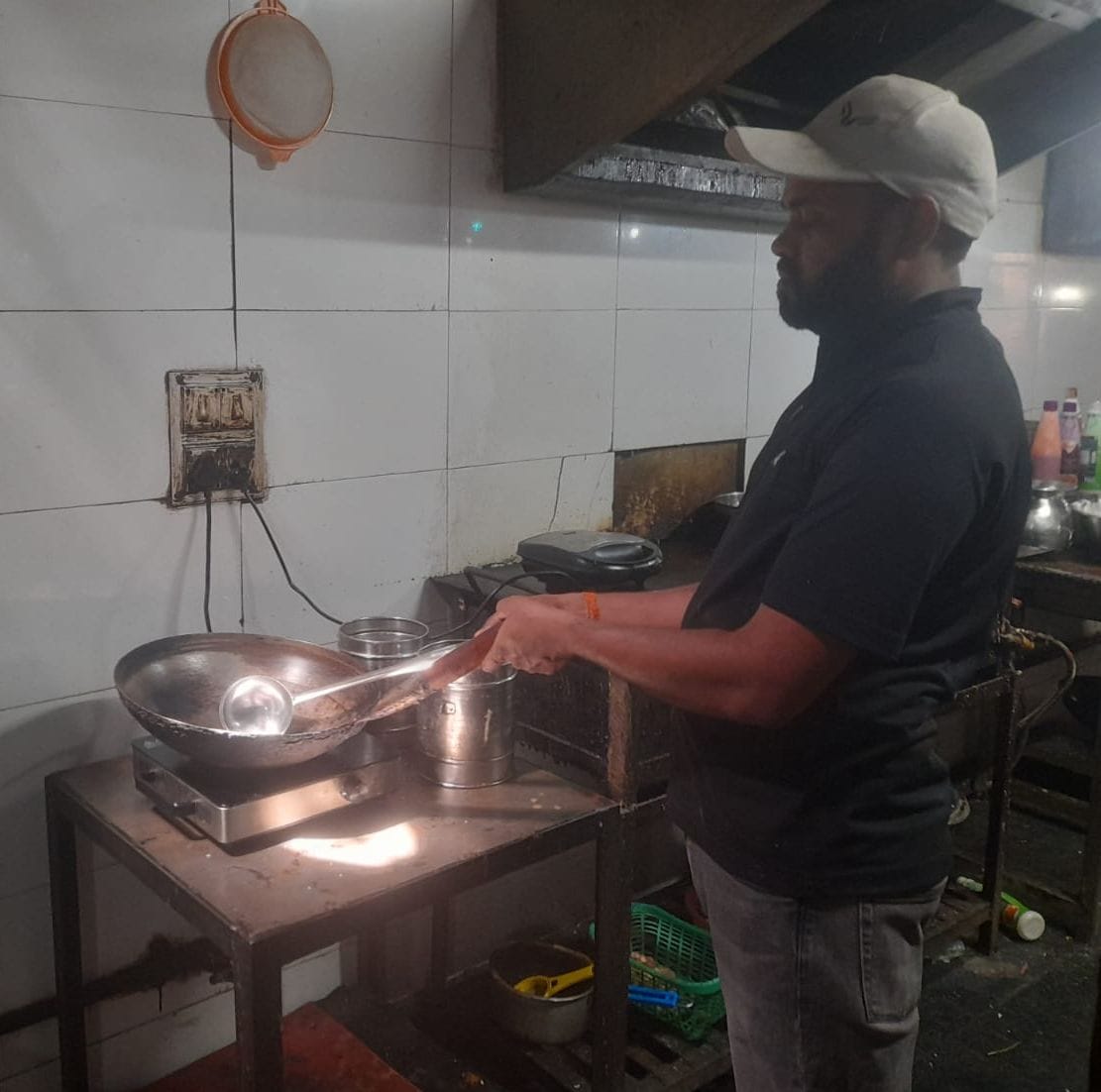 महमंद हद्दफ में भट्ठी पर पकौड़ी बनाते हुए दुकानदार। संवाद