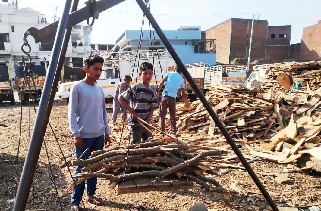 महमंद हद्दफ में भट्ठी पर पकौड़ी बनाते हुए दुकानदार। संवाद