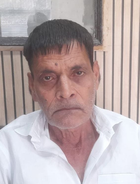 महमंद हद्दफ में भट्ठी पर पकौड़ी बनाते हुए दुकानदार। संवाद