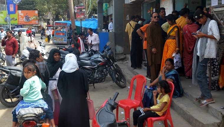 महमंद हद्दफ में भट्ठी पर पकौड़ी बनाते हुए दुकानदार। संवाद