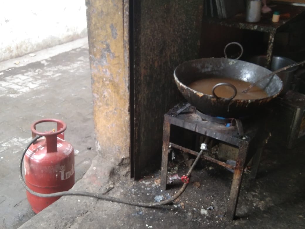 महमंद हद्दफ में भट्ठी पर पकौड़ी बनाते हुए दुकानदार। संवाद