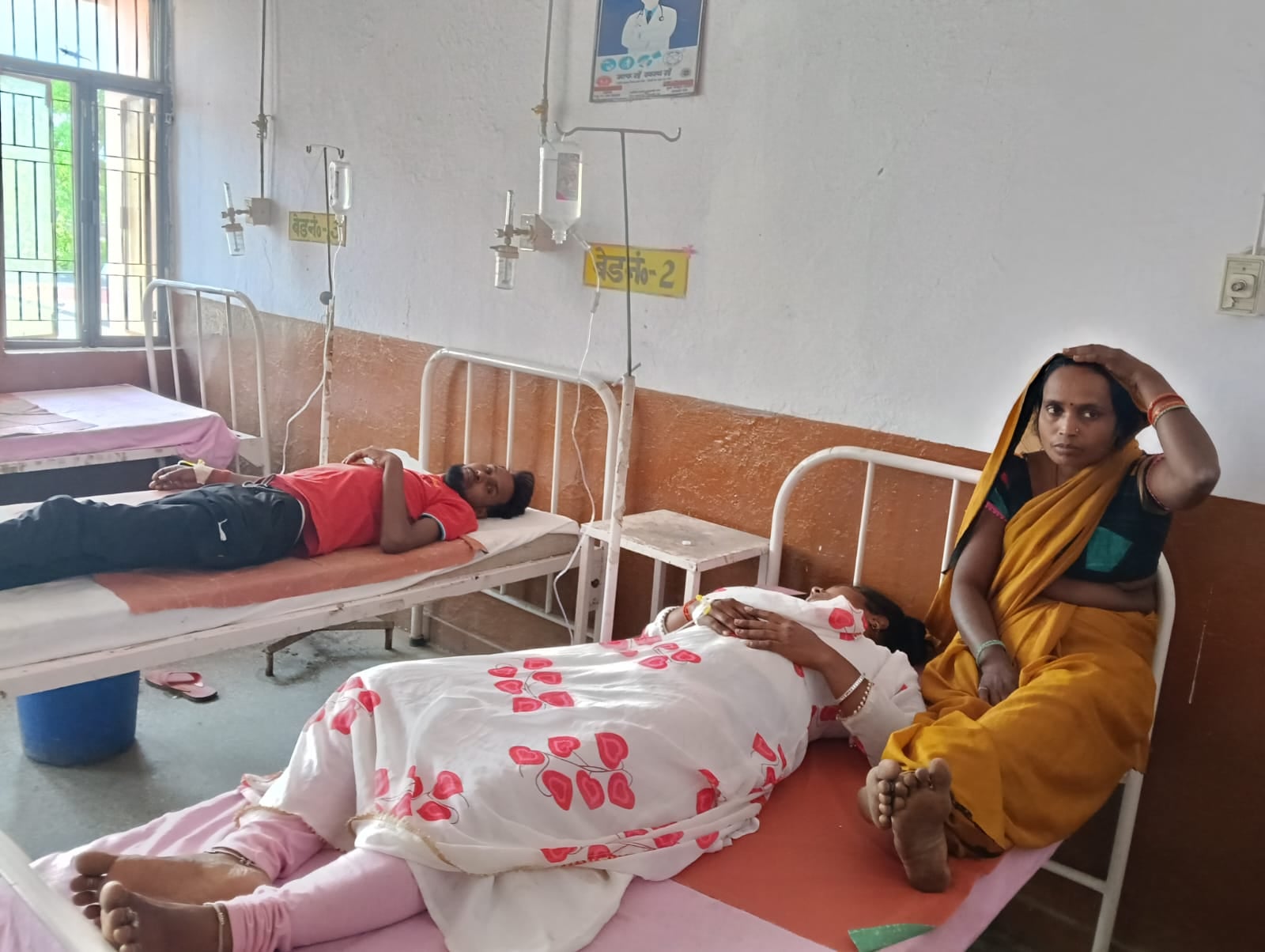 मेंहदावल सीएचसी में बेड पर गद्दा। संवाद
