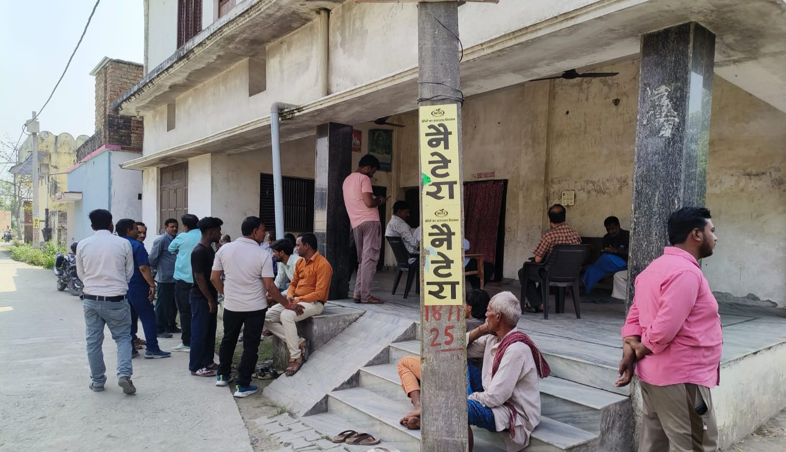 मार्ग दुर्घटना में धनंजय पांडेय की मौत के सूचना पर रोते-बिलखते परीजन व जुटी महिलाएं।स्रोत-सोशल मार्ग दुर्घटना में धनंजय पांडेय की मौत के सूचना पर रोते-बिलखते परीजन व जुटी महिलाएं।स्रोत-सोशल