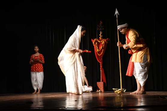 नाटक का मंचन करते कलाकार।