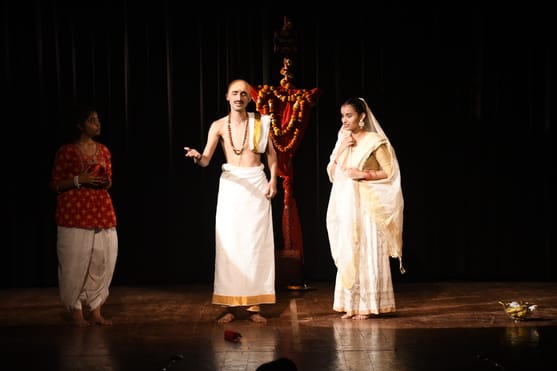 नाटक का मंचन करते कलाकार।