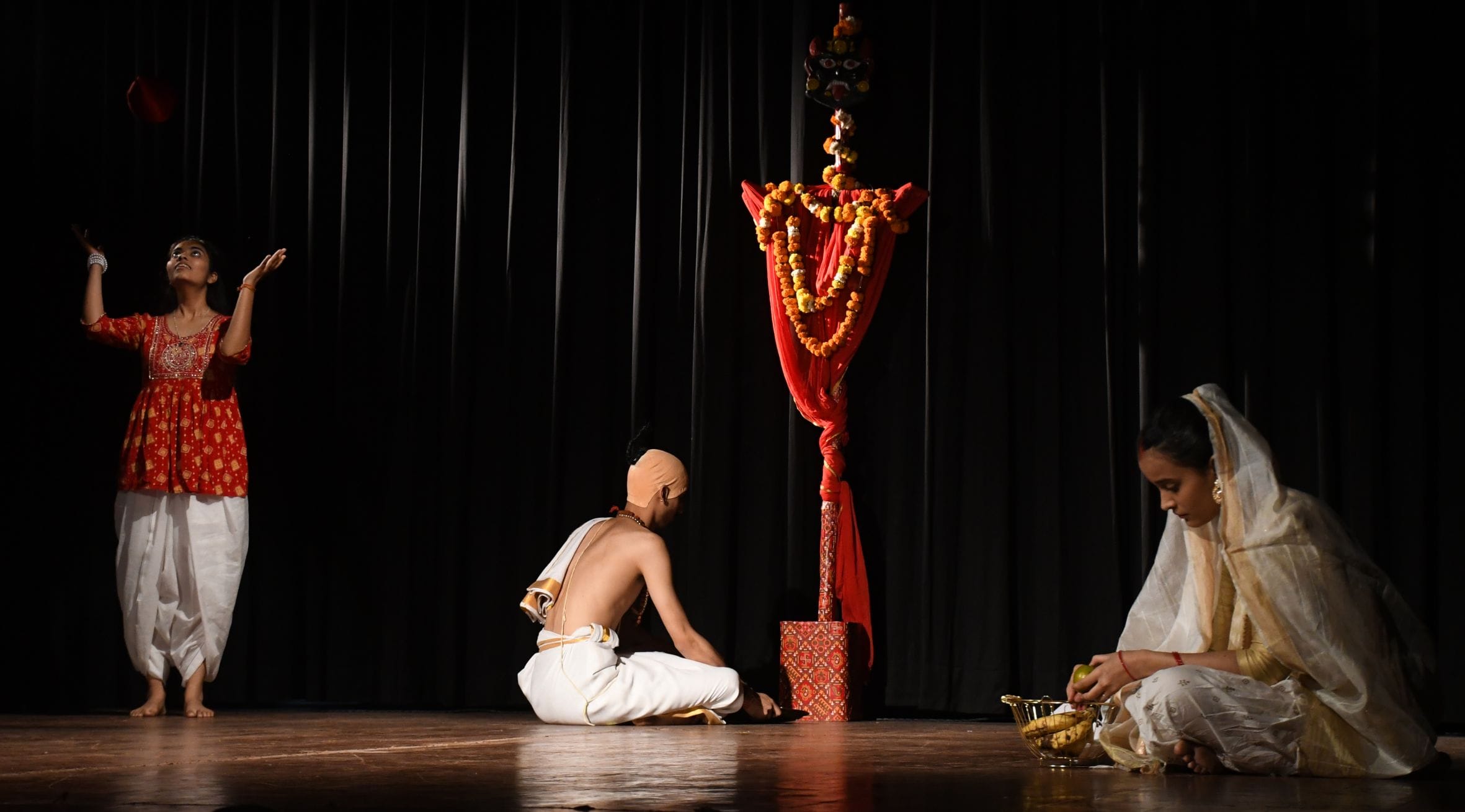 नाटक का मंचन करते कलाकार।