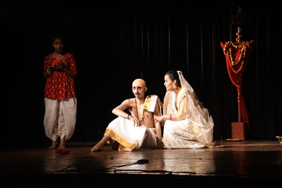 नाटक का मंचन करते कलाकार।