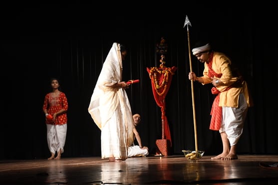 नाटक का मंचन करते कलाकार।