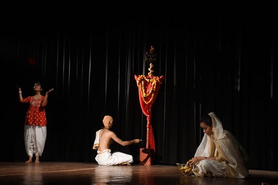 नाटक का मंचन करते कलाकार।