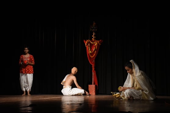 नाटक का मंचन करते कलाकार।