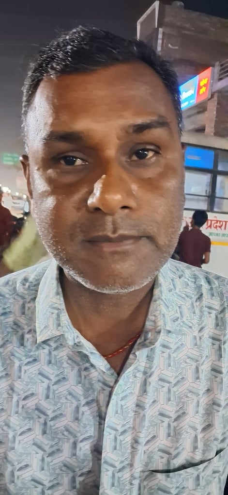 पडरौना बस स्टेशन पर रोडवेज की बस नहीं मिलने से यात्री परेशान।संवाद