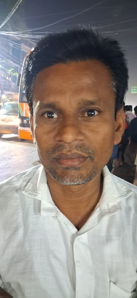 पडरौना बस स्टेशन पर रोडवेज की बस नहीं मिलने से यात्री परेशान।संवाद