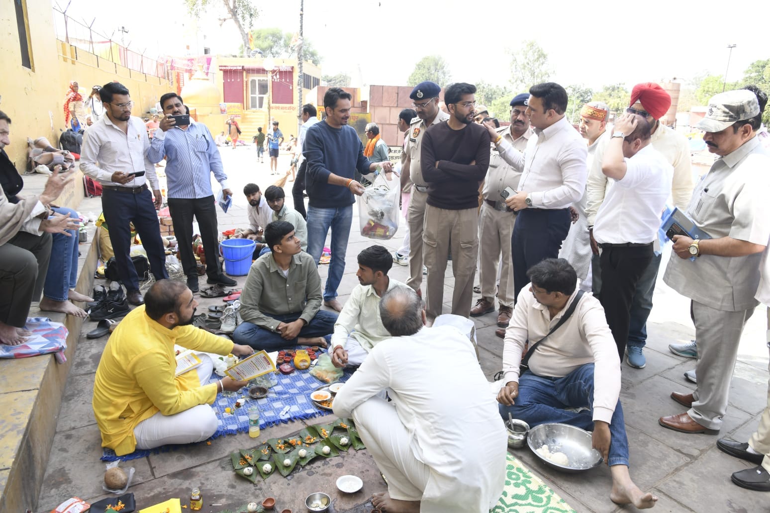 पिहोवा। मेले के दौरान बीतचीत करते एसडीएम, डीएसपी एवं अन्य अधिकारी। पीआरओ पिहोवा। मेले के दौरान बीतचीत करते एसडीएम, डीएसपी एवं अन्य अधिकारी। पीआरओ