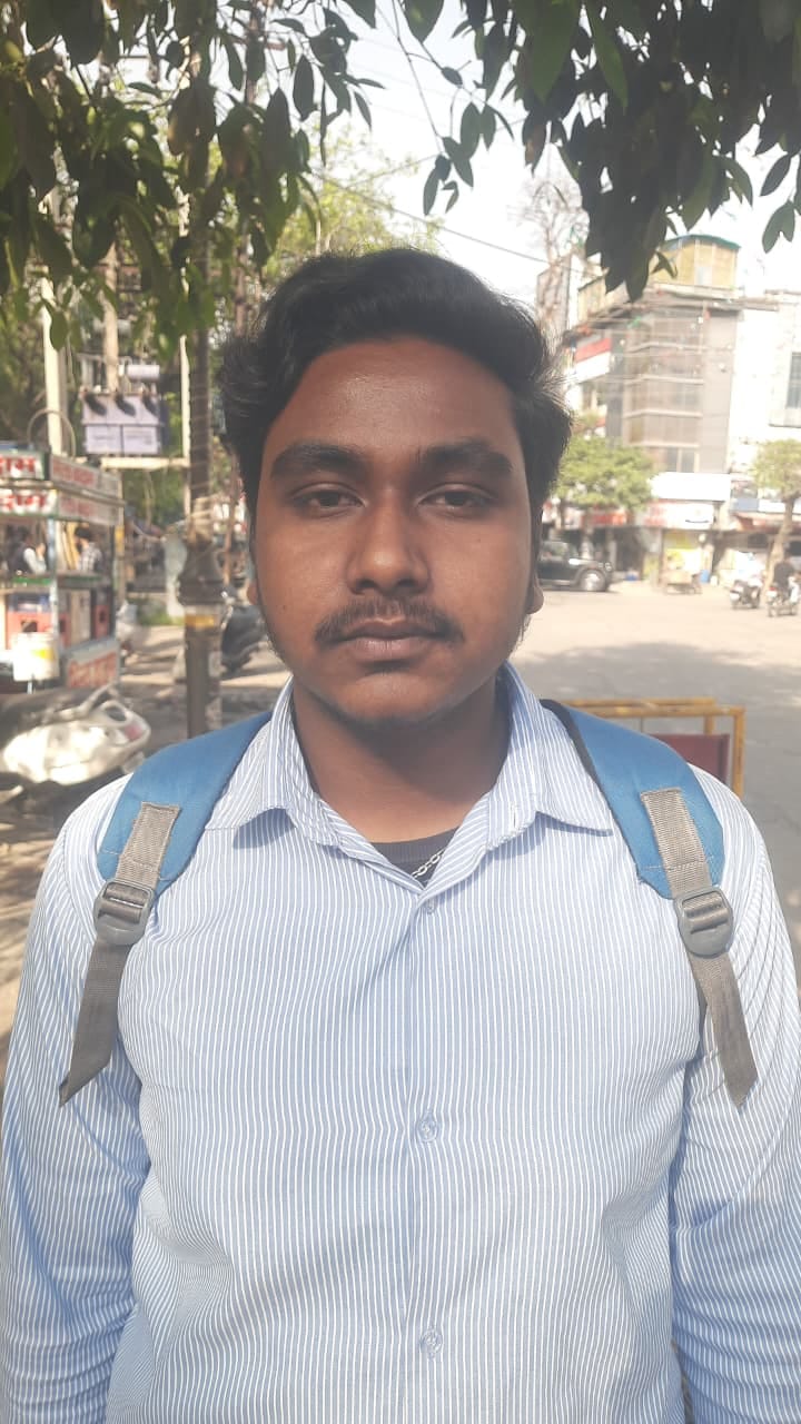 परीक्षा केंद्र से बाहर आते परीक्षार्थी। संवाद