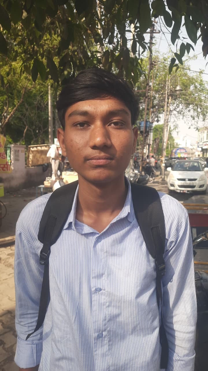 परीक्षा केंद्र से बाहर आते परीक्षार्थी। संवाद