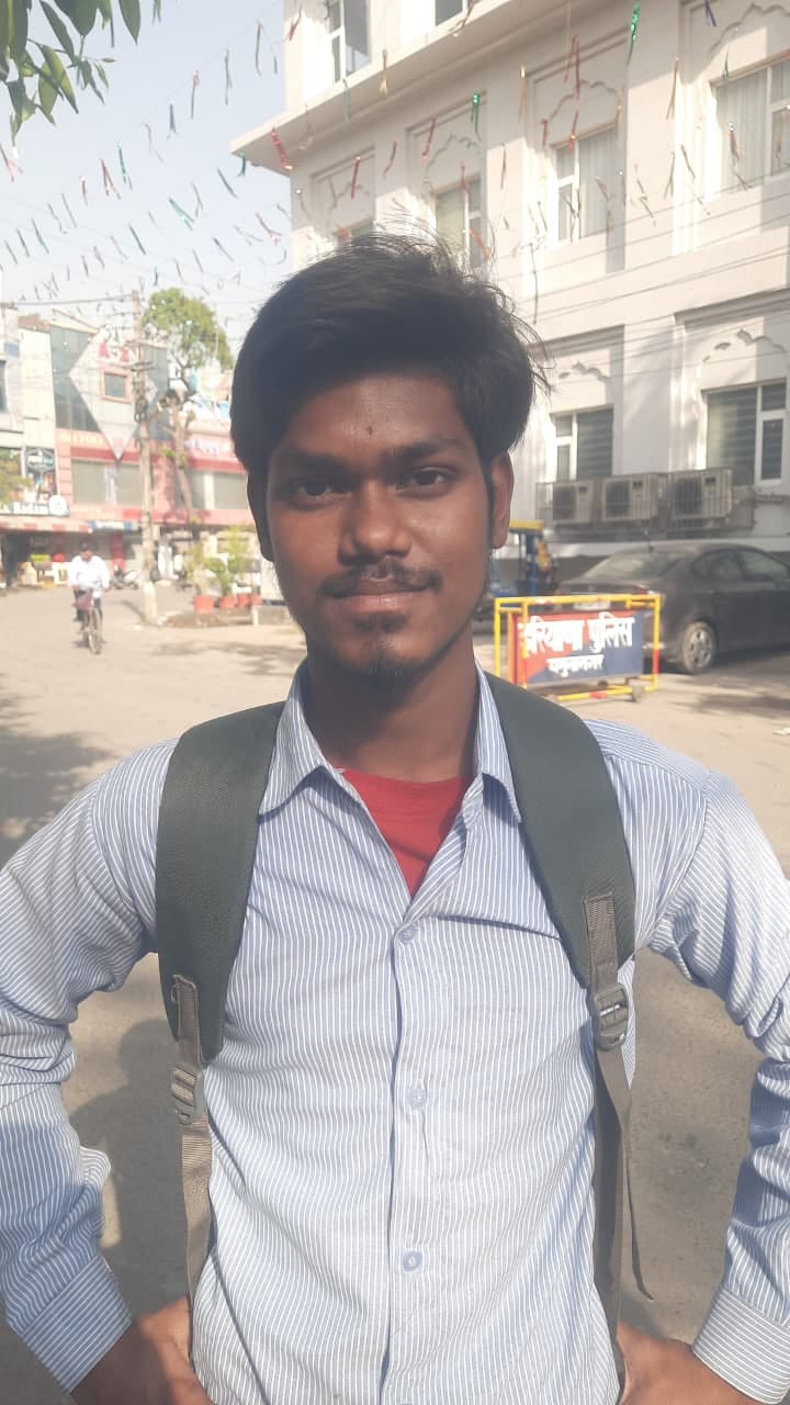 परीक्षा केंद्र से बाहर आते परीक्षार्थी। संवाद