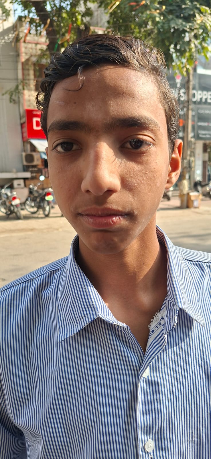 परीक्षा केंद्र से बाहर आते परीक्षार्थी। संवाद