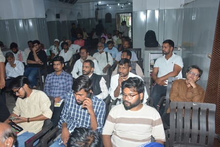 प्रेस क्लब में समता सम्मेलन में शामिल लोग।