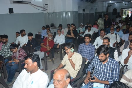 प्रेस क्लब में समता सम्मेलन में शामिल लोग।