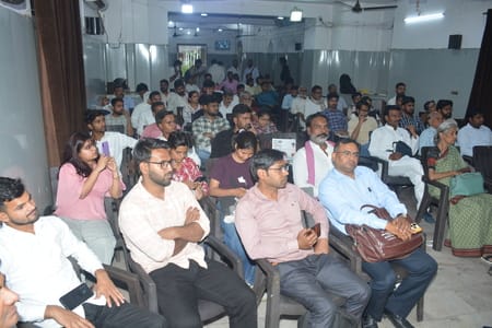 प्रेस क्लब में समता सम्मेलन में शामिल लोग।