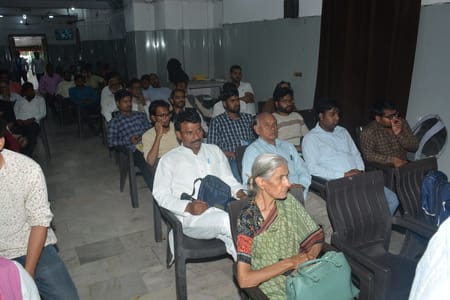 प्रेस क्लब में समता सम्मेलन में शामिल लोग।