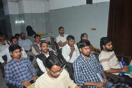 प्रेस क्लब में समता सम्मेलन में शामिल लोग।