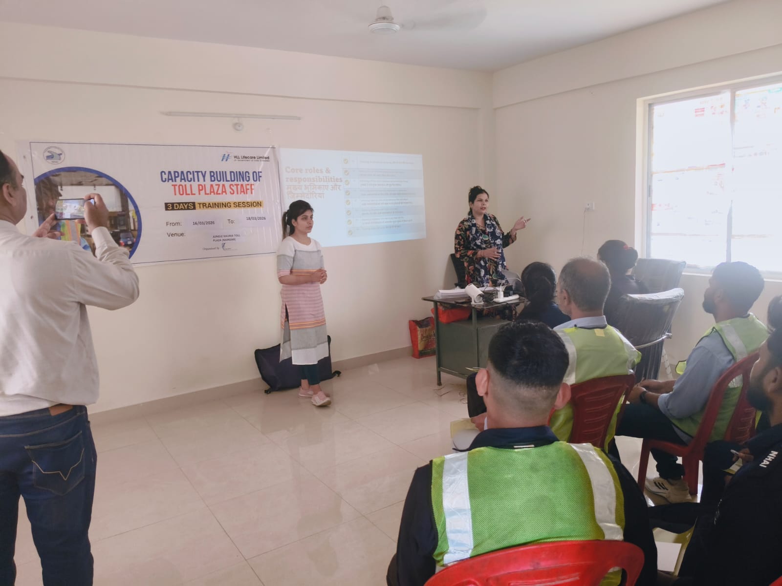 प्रशिक्षण देते प्रशिक्षक।