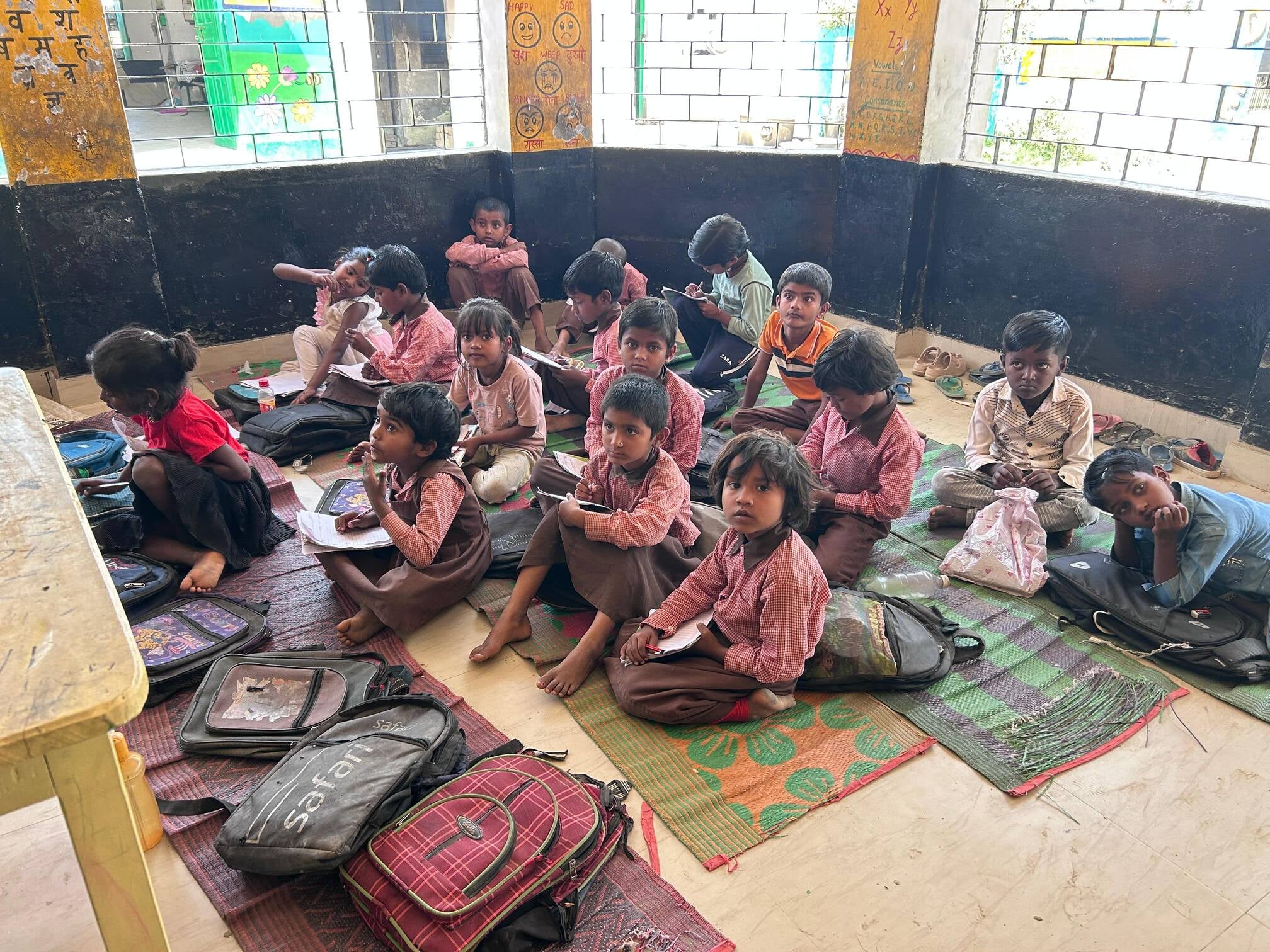 प्राथमिक विद्यालय सुल्तानपुर गौर में लेटकर परीक्षा देते छात्र।- संवाद