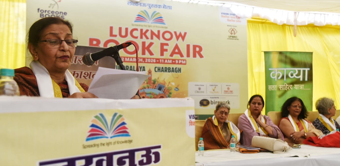 पुस्तक मेले में दिनभर कई सत्र हुए। खरीदार उमड़े।
