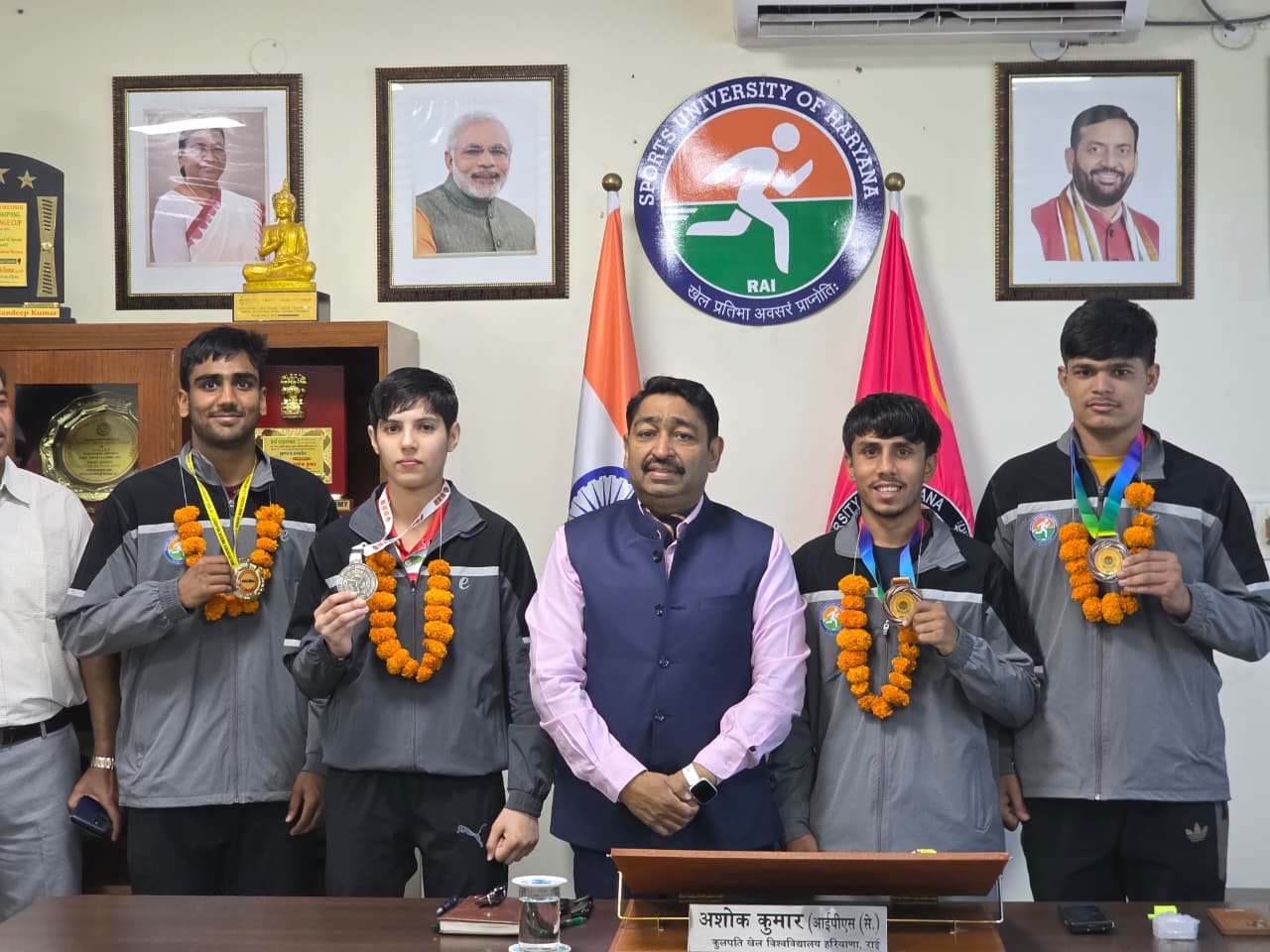 पदक विजेता खिलाड़ियों के साथ कुलपति। स्रोत : प्रवक्त