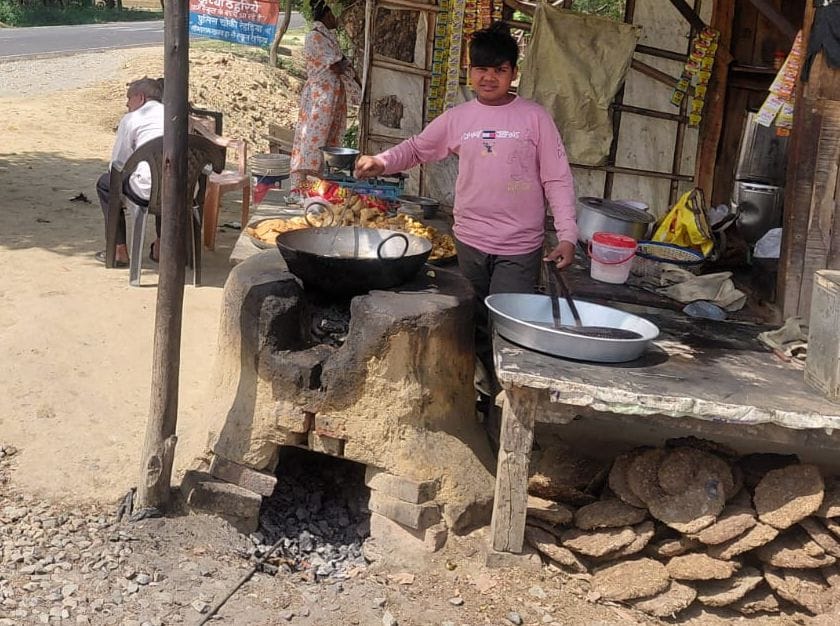 रेहड़िया मैं लेटर पढ़ने पर सिलेंडर न मिलने पर ईंटो के चूल्हे पर तैयार किया जा रहा खाना। संवाद रेहड़िया मैं लेटर पढ़ने पर सिलेंडर न मिलने पर ईंटो के चूल्हे पर तैयार किया जा रहा खाना। संवाद