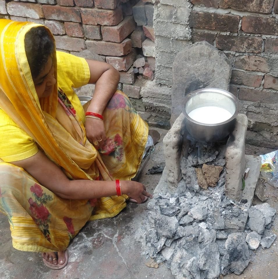 रेहड़िया मैं लेटर पढ़ने पर सिलेंडर न मिलने पर ईंटो के चूल्हे पर तैयार किया जा रहा खाना। संवाद रेहड़िया मैं लेटर पढ़ने पर सिलेंडर न मिलने पर ईंटो के चूल्हे पर तैयार किया जा रहा खाना। संवाद