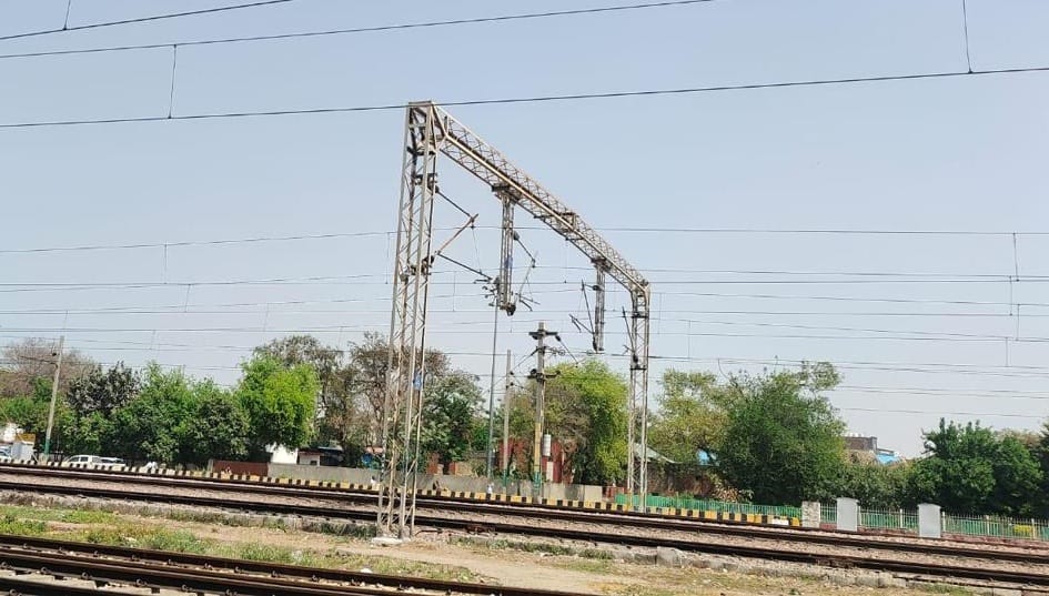 रेलवे स्टेशन के पास खंभे में लगा सीसीटीवी कैमरा।