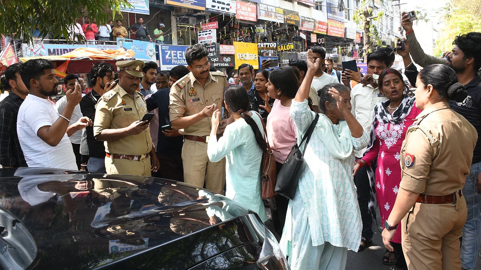 सिलिंडर लेकर जाम लगाने वाले उपभोक्ताओं की पुलिस व राहगीरों से हुई झड़प। 