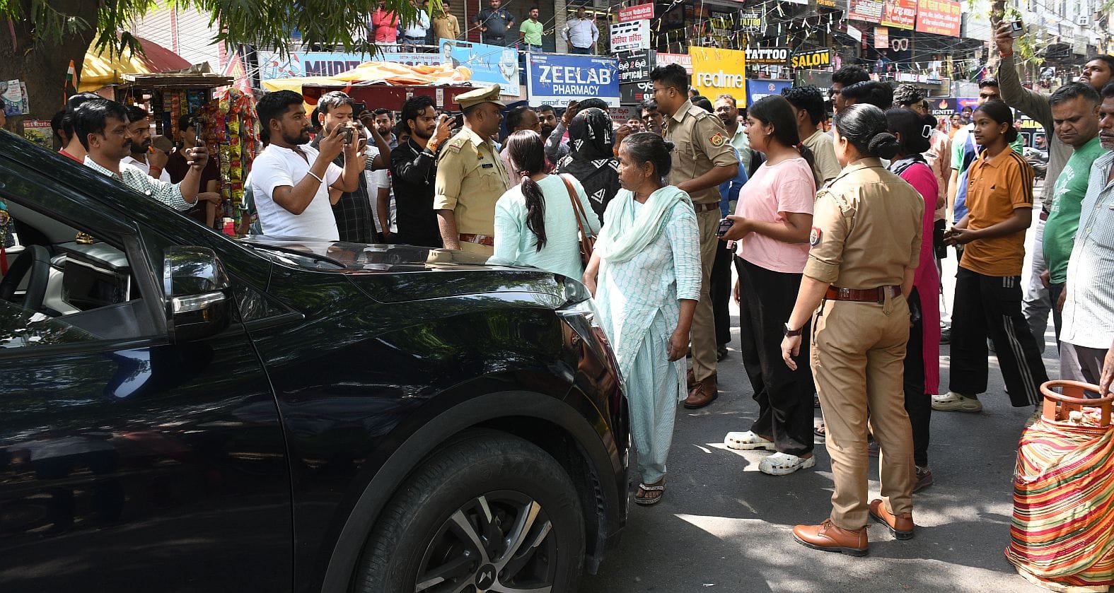 सिलिंडर लेकर जाम लगाने वाले उपभोक्ताओं की पुलिस व राहगीरों से हुई झड़प। 