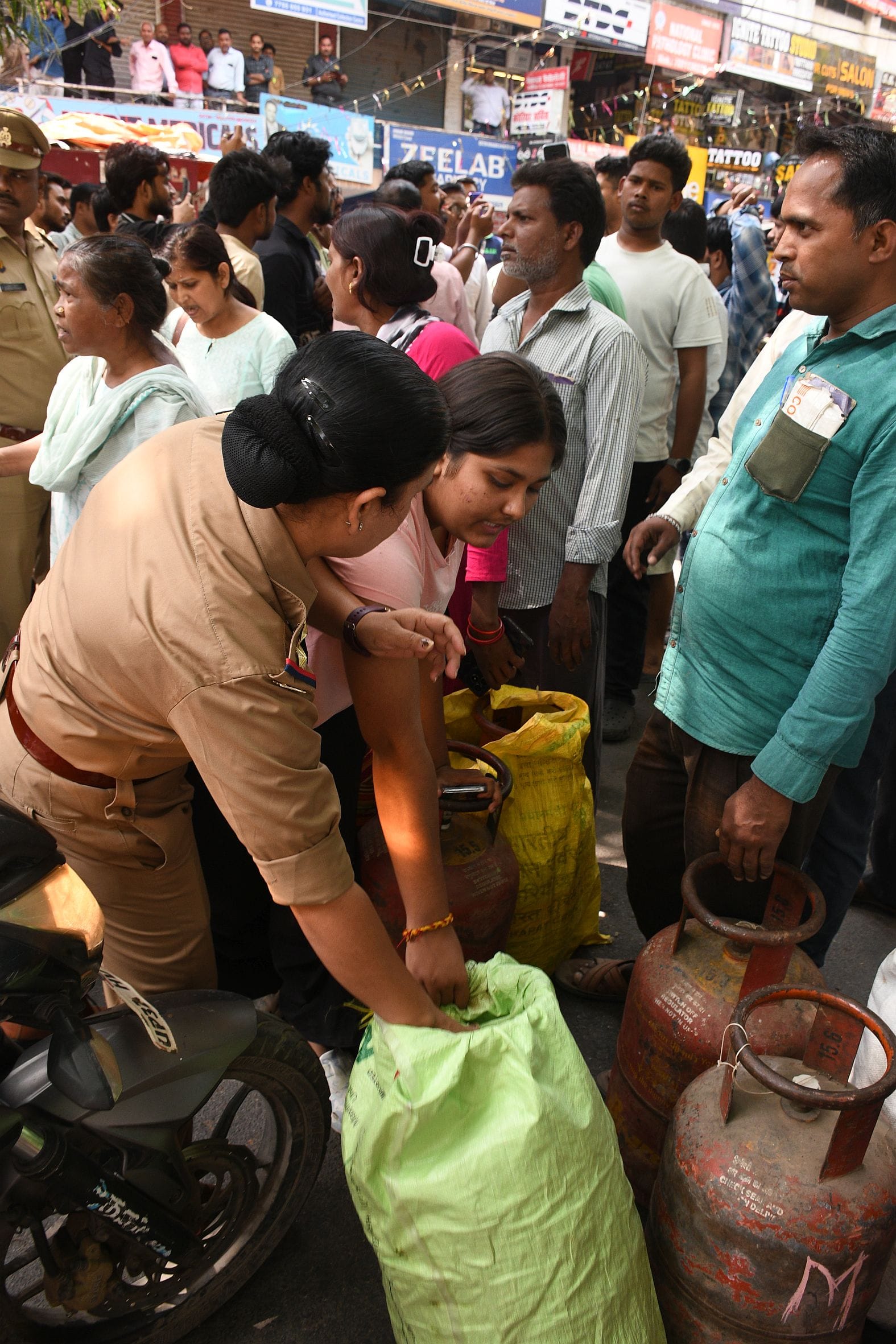 सिलिंडर लेकर जाम लगाने वाले उपभोक्ताओं की पुलिस व राहगीरों से हुई झड़प। 