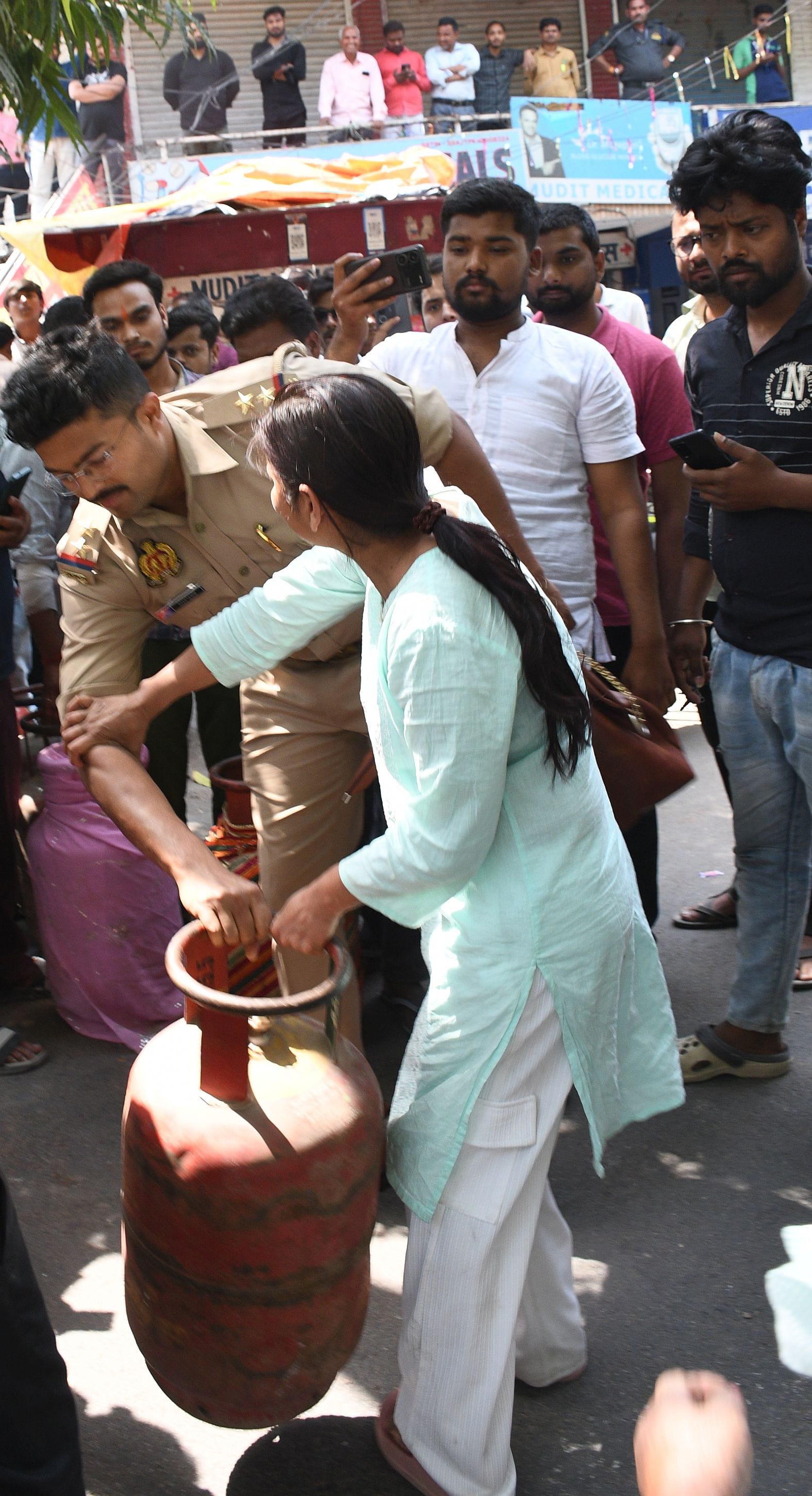 सिलिंडर लेकर जाम लगाने वाले उपभोक्ताओं की पुलिस व राहगीरों से हुई झड़प। 